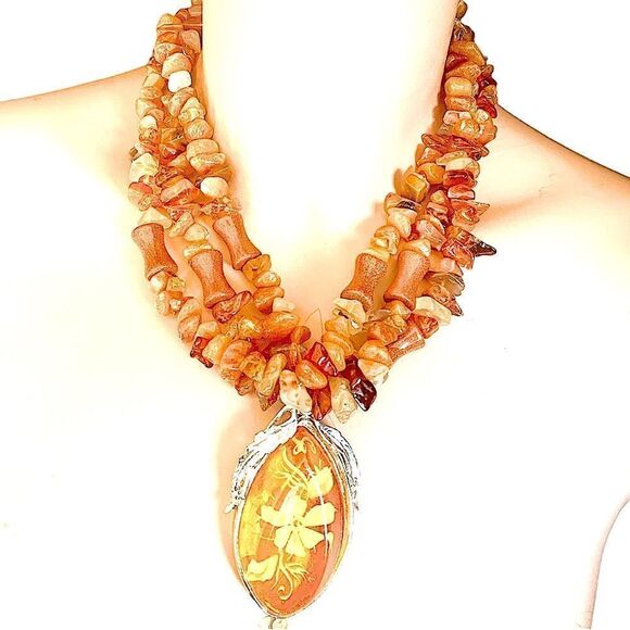Triple strand agate goldstone necklace with reverse carved amber lucite pendant - Picture 4 of 12